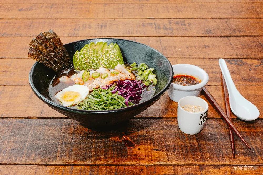 高清摄影 一张木桌上面放着一个碗的食物