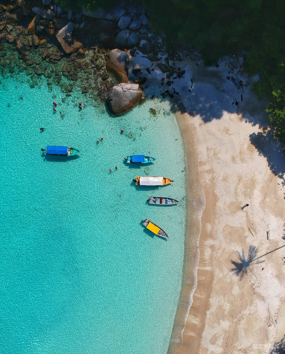 高清摄影 自然 旅行 海岸边船只的空中拍摄照片