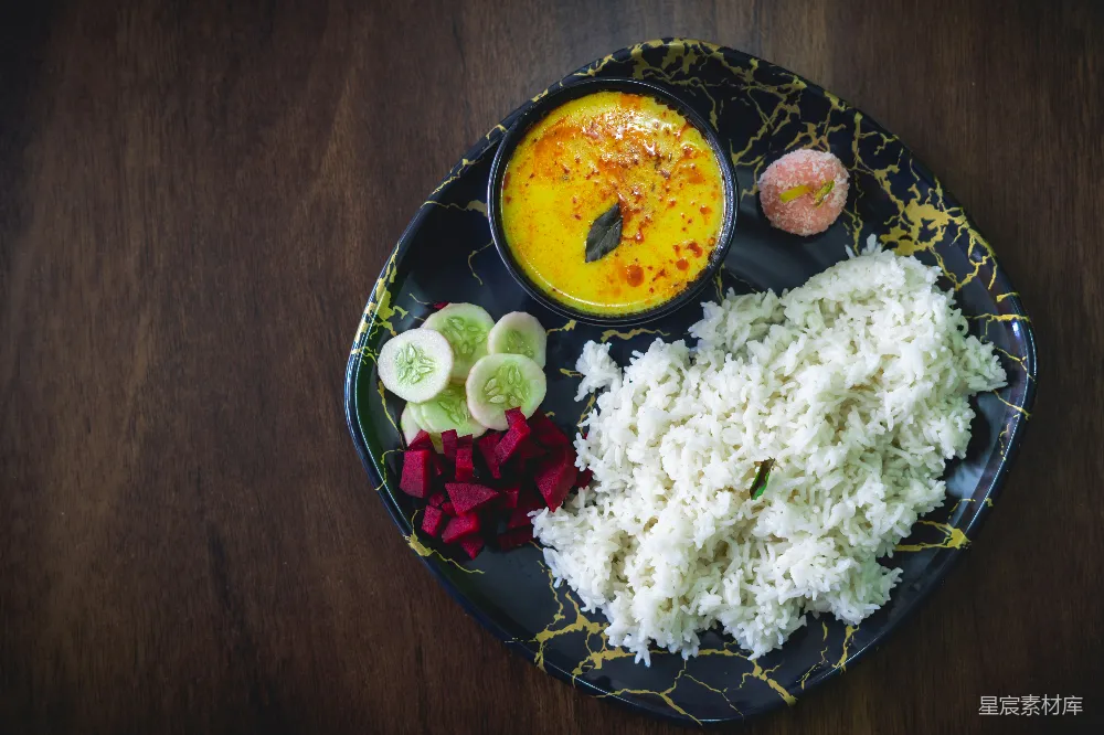 高清摄影 一块黑 Plate 上面摆放着各种类型的食品。