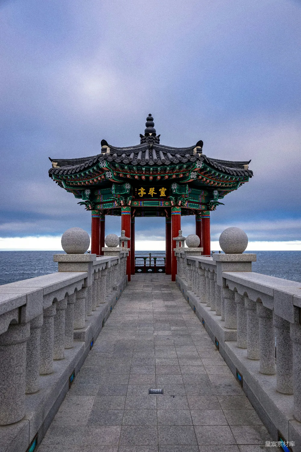 高清摄影 传统建筑 海上景观 日出 文化特色 海边 一座红顶的房子