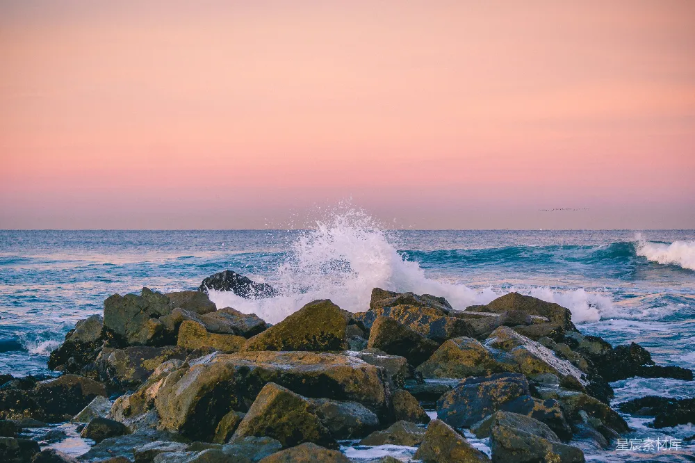 高清摄影 夕阳下的岩石环绕着海洋