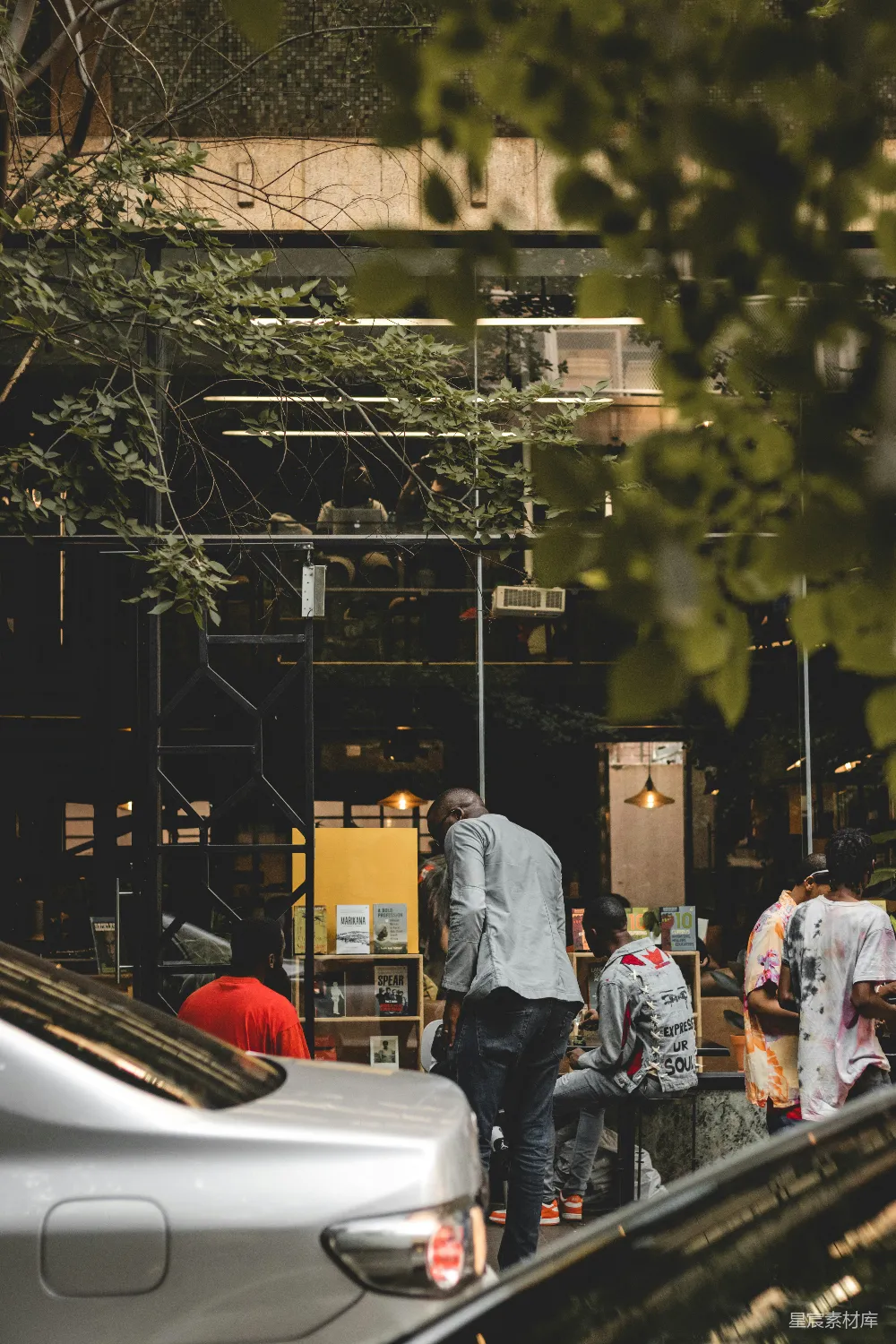 高清摄影  一群人在路边站着