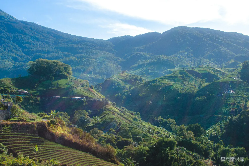 高清摄影 山谷中的美景，山峦在背景中。
