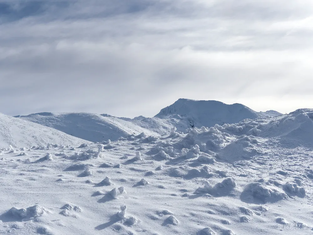 高清摄影  覆盖着白雪的山峰，天空做背景