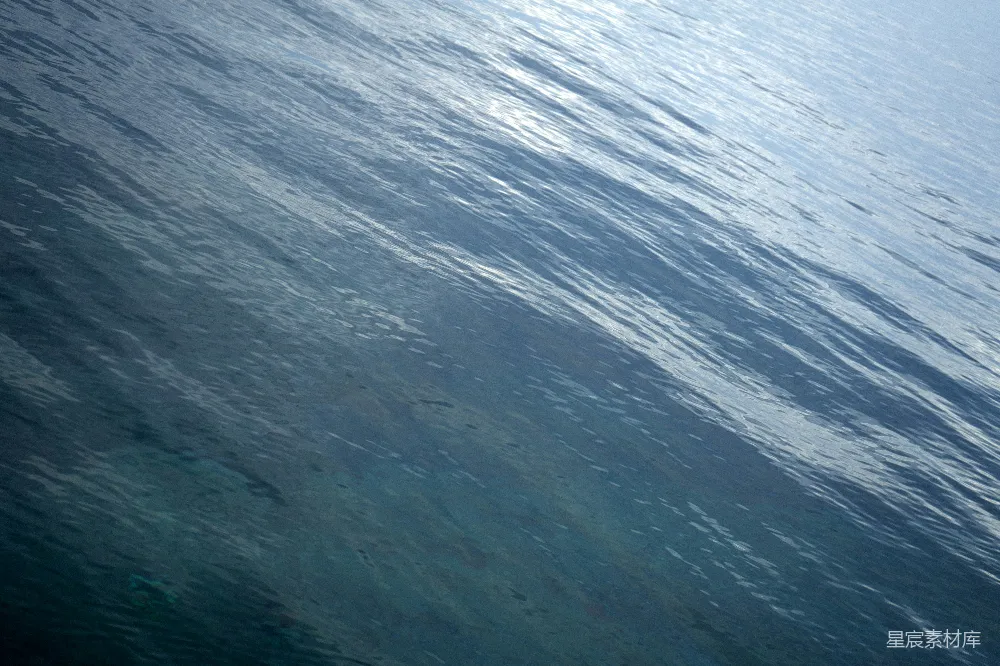高清摄影  漂浮在水体之上的小船