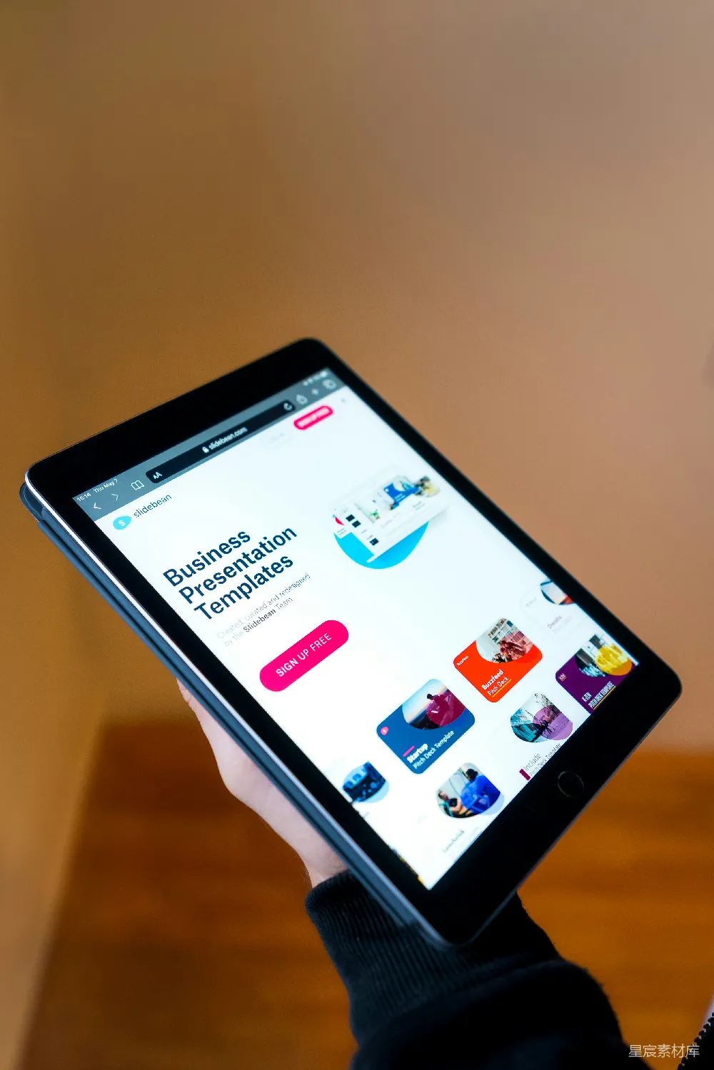 高清摄影  黑色的android智能手机开启后显示图标。