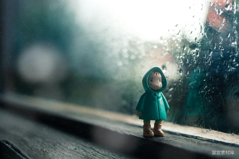 高清摄影 雨景 小人偶 窗台 情感 怀旧 穿着绿色夹克的小孩玩偶站在玻璃窗旁