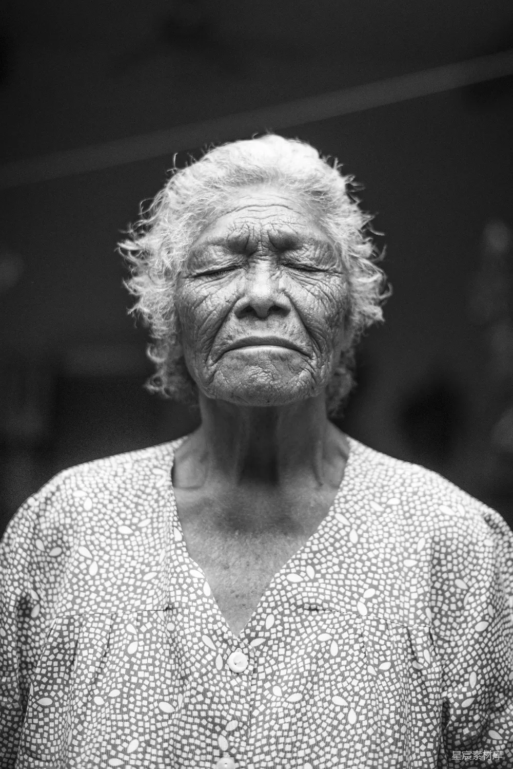 高清摄影 人物 闭眼女人的灰度照片