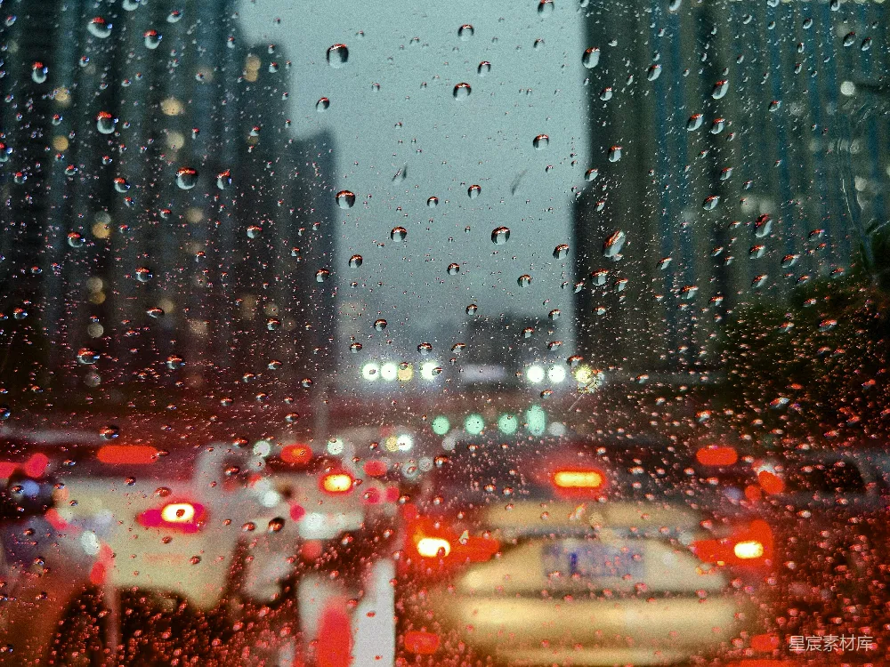 高清摄影  透过蒙上雨水的窗户看去的城市街道的一瞥