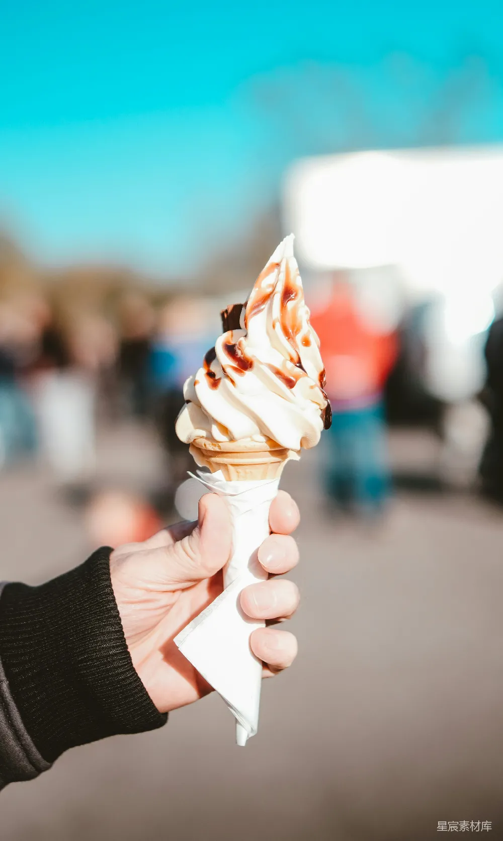 高清摄影 冰淇淋 美食 户外 甜品 休闲 一个人手里拿着冰淇淋 Cone。