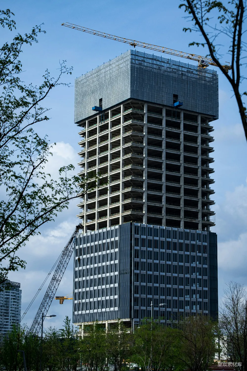 高清摄影  顶部有一台起重机的高大建筑
