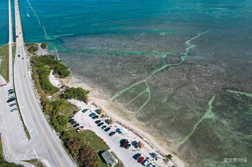 高清摄影  海边高速公路上空的俯视景观