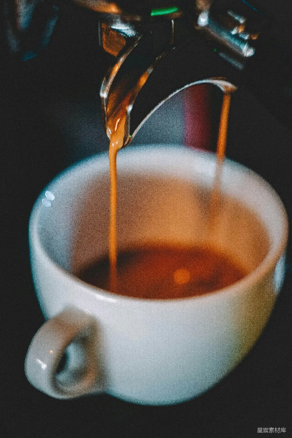 高清摄影  白色陶瓷杯中盛有棕色液体