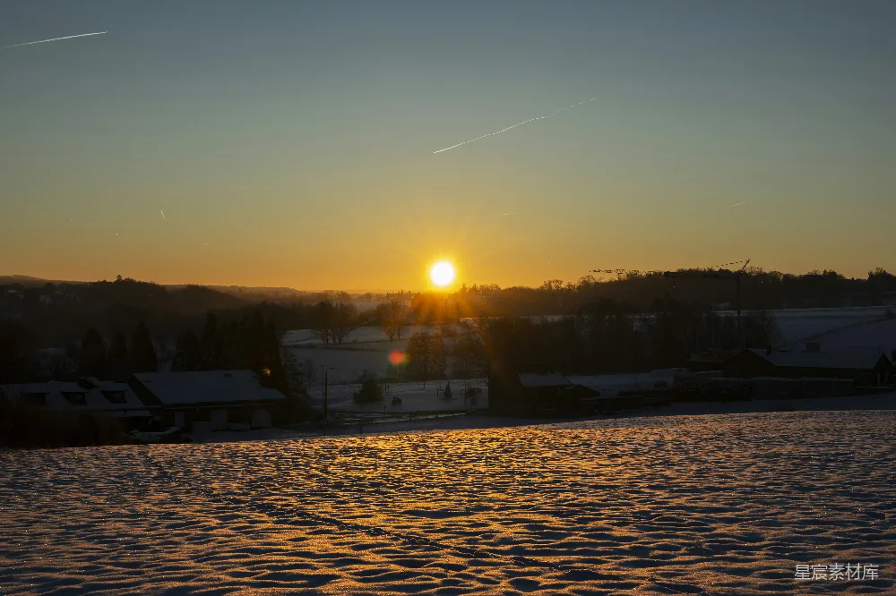 高清摄影  夕阳西下在一片雪地里