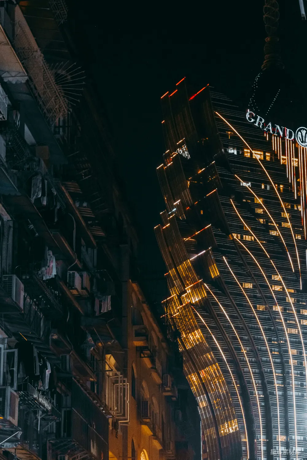 高清摄影 一座非常高大的建筑在夜间灯火辉煌。