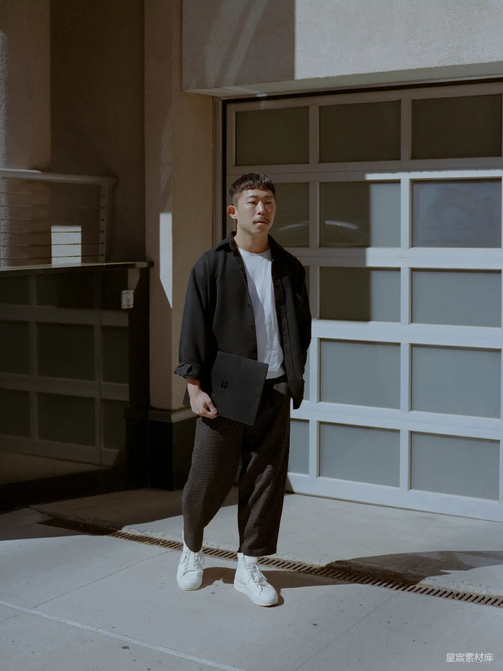 高清摄影  一个男人站在车库门前面