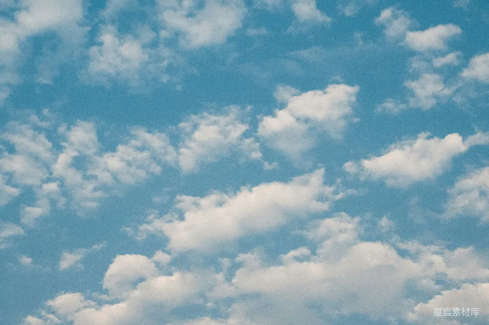 高清摄影  空中飞行的飞机周围有很多云朵。