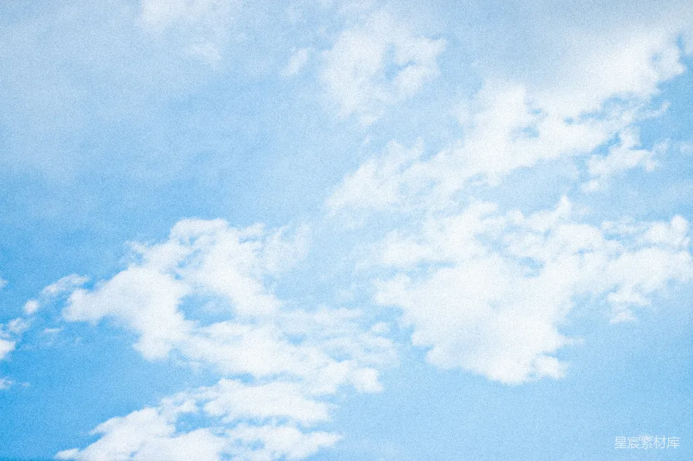 高清摄影  空中飞行的飞机周围有许多云朵