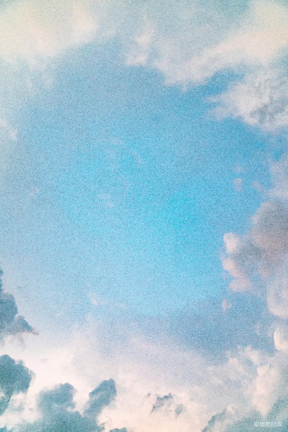 高清摄影 一架飞机在云层中穿过蔚蓝的天空