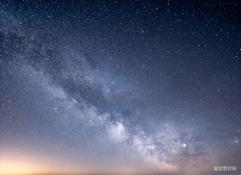 高清摄影 满天星斗间点缀着几朵白云的夜空