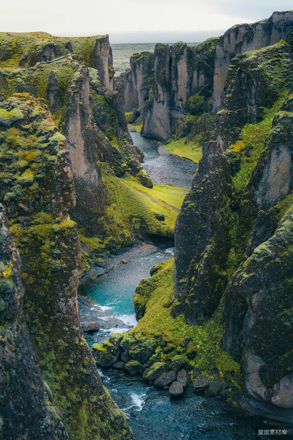 高清摄影 壁纸 自然 旅行 一条河流穿过一片葱绿的山谷