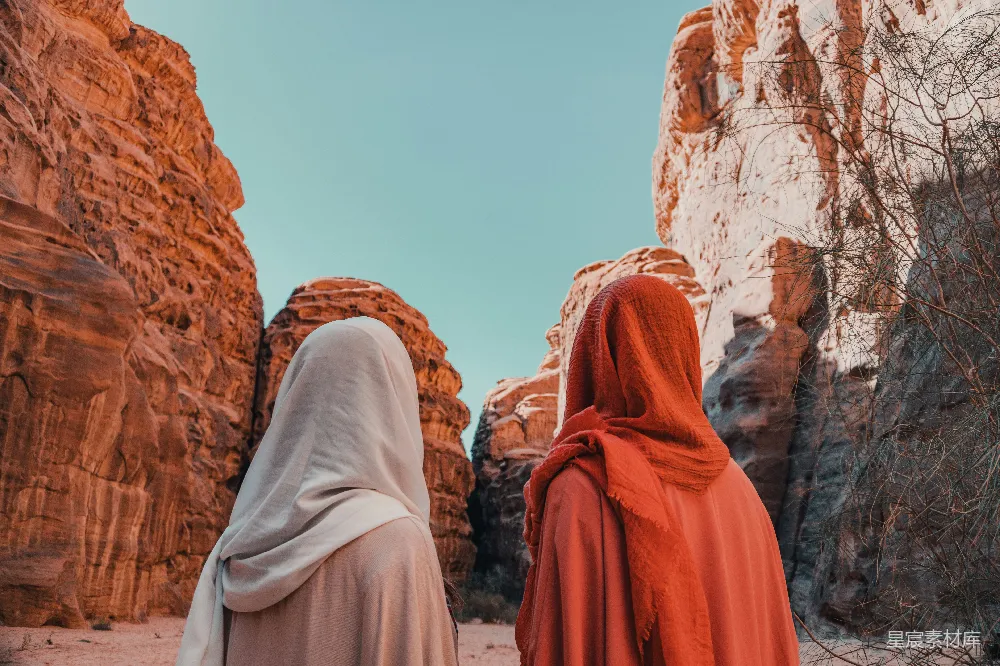 高清摄影 沙漠 神秘 旅行 服饰 自然 一对女人站在一起