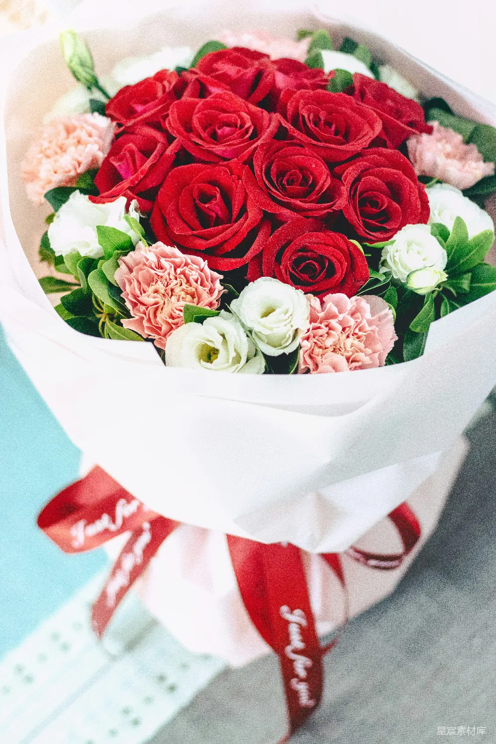 高清摄影 红白相间的玫瑰 bouquet