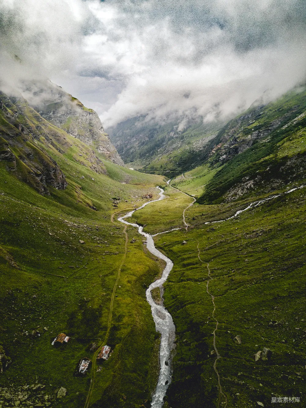 高清摄影 山间河流的航空摄影
