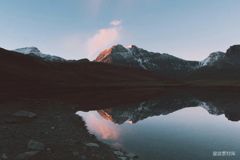 高清摄影 自然 白天拍摄的湖泊附近的灰山群落风景照