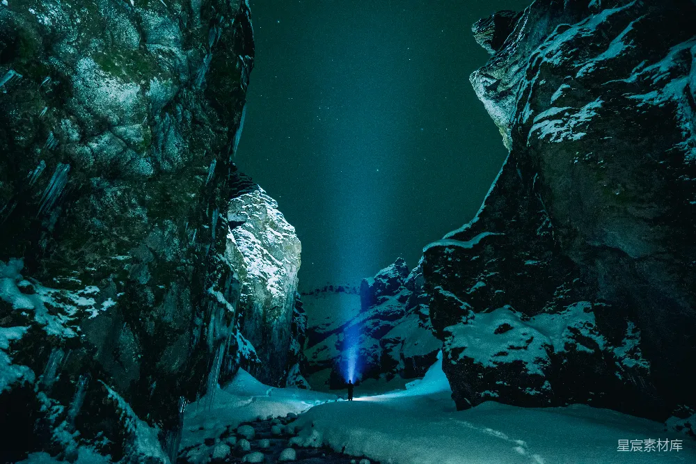 高清摄影 壁纸 人站在被白雪环绕的山峰之间