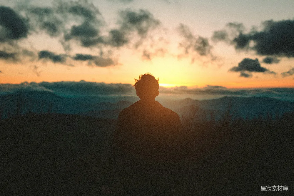 高清摄影 夕阳下山间站立的人形剪影