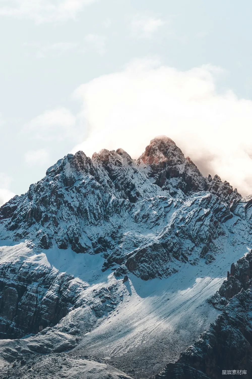 高清摄影  白天雪山的景象