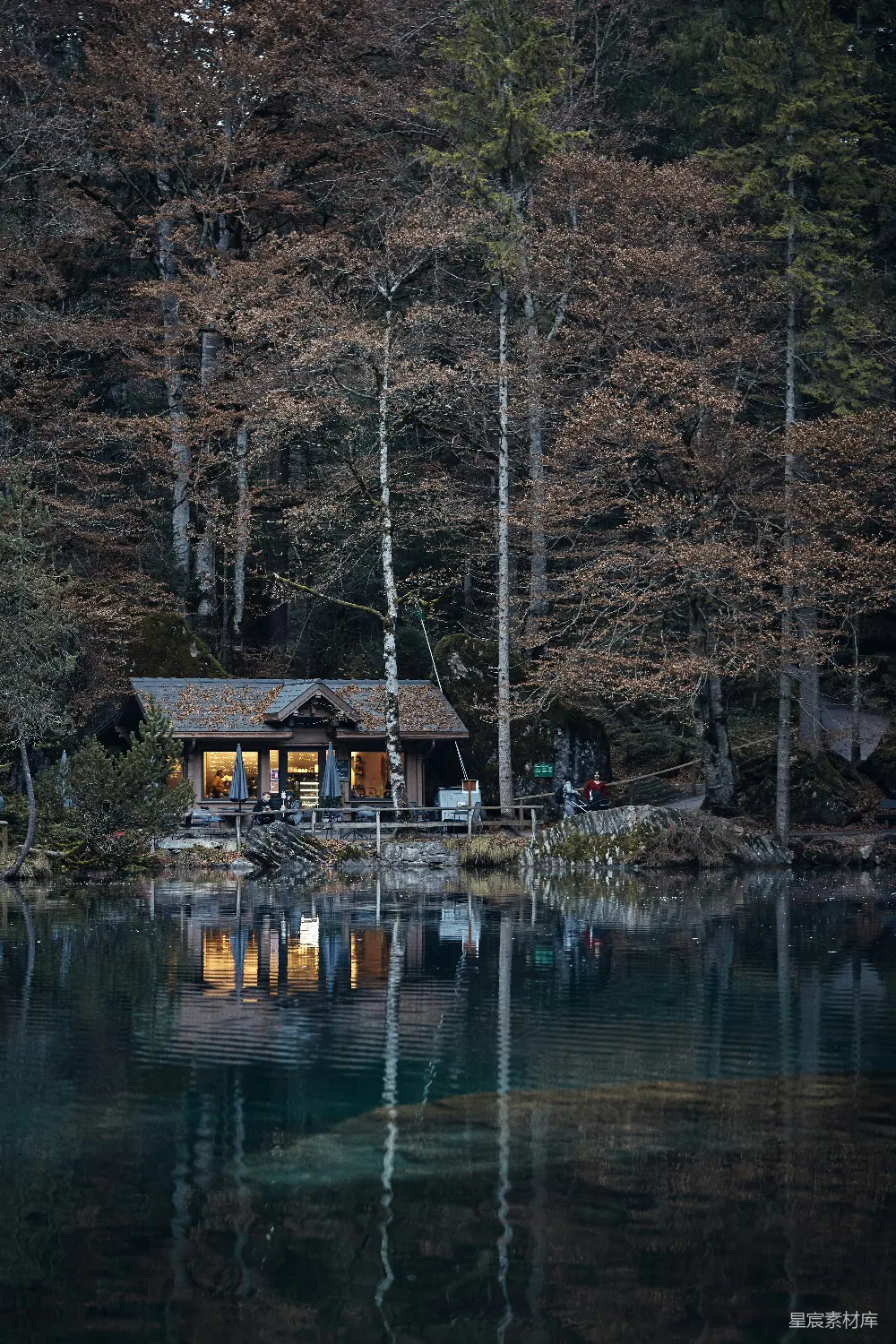 高清摄影  河边的一座棕色木屋在白天