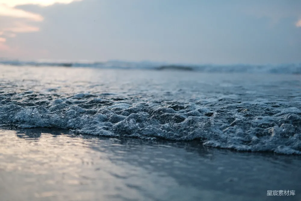 高清摄影  海滩上的一处特写镜头：一波浪水