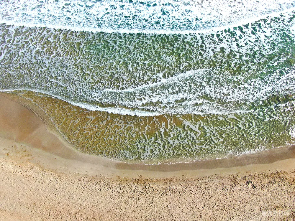 高清摄影  海滩的空中视角，波浪和沙子的地貌