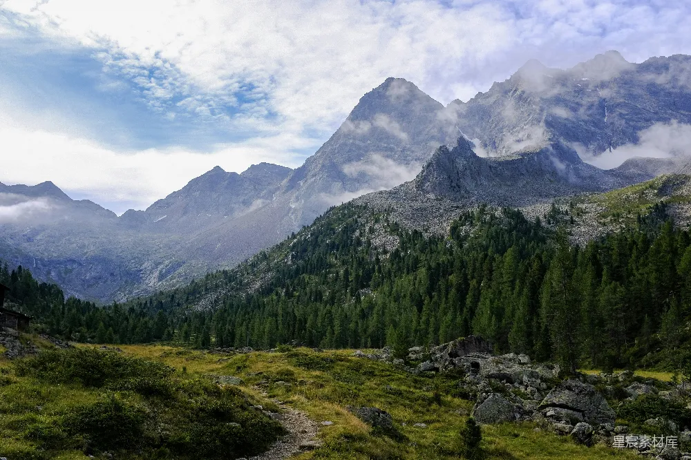 高清摄影 连绵的山脉，其上有一条通往山顶的小径