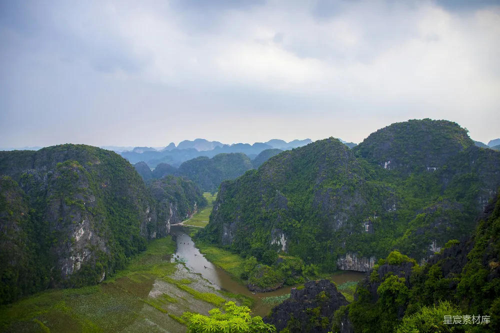 高清摄影 越南 喀斯特地貌 自然风光 旅游 风景 一条河流穿过山谷