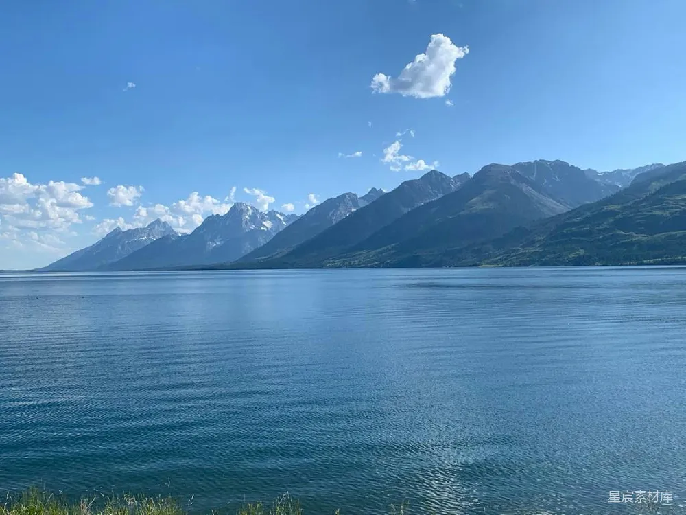 高清摄影 自然 背景中有许多山的大片水域