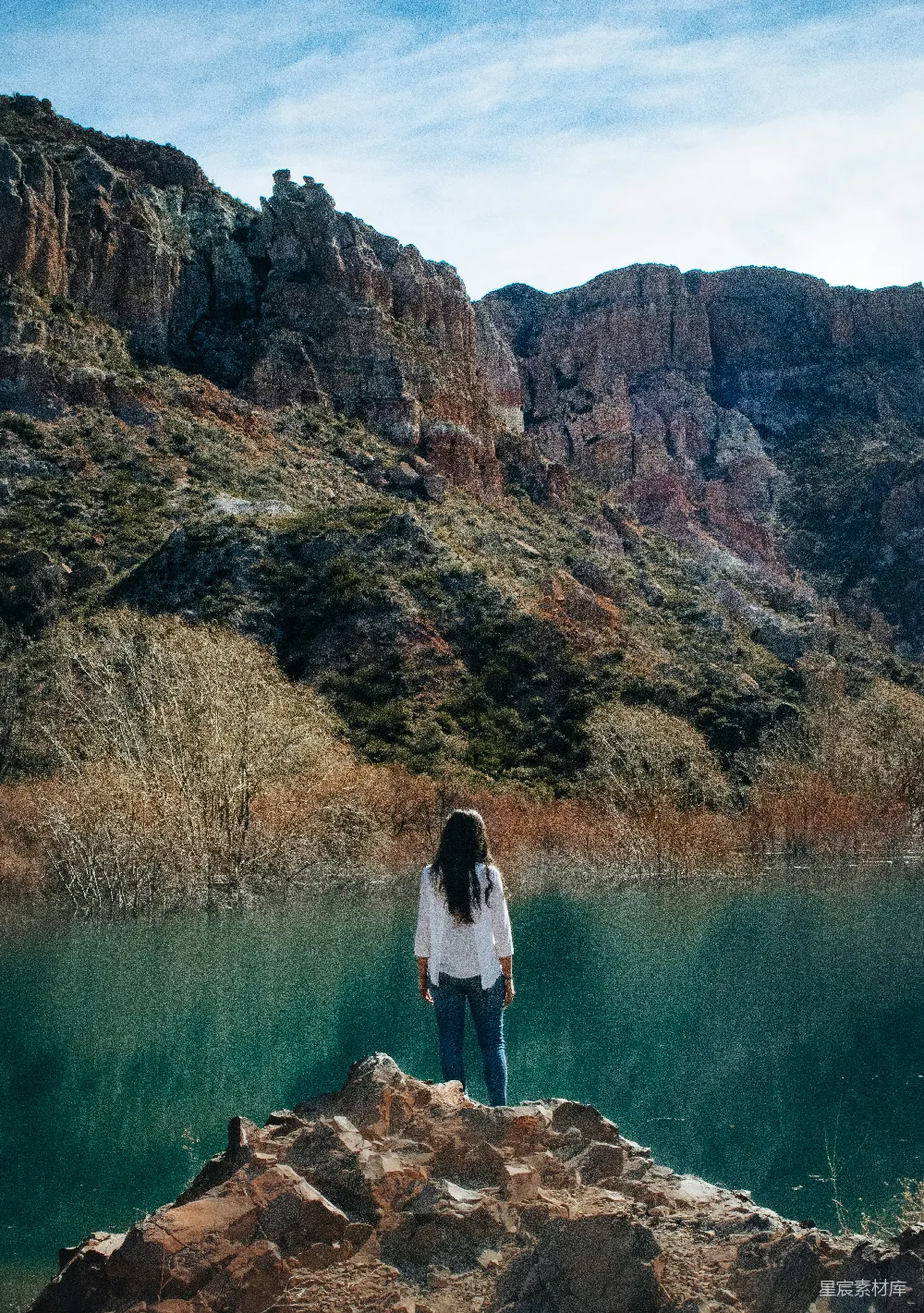 高清摄影 旅行 自然 白衣女子站在湖边的棕色岩石结构上，在白天站立。