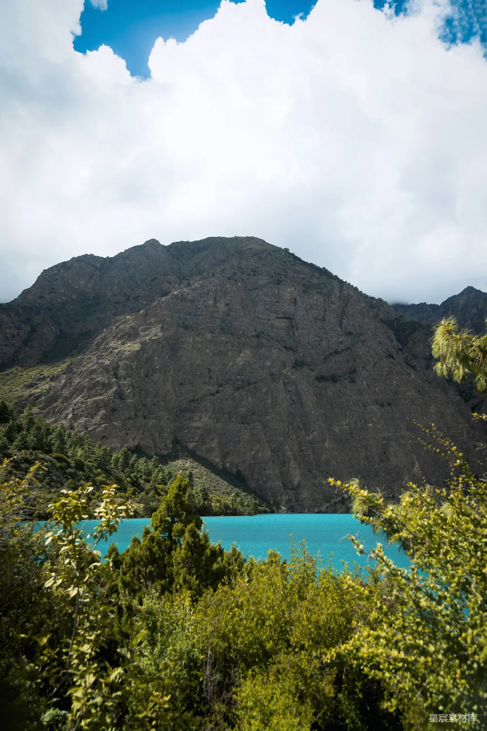 高清摄影 自然风光 山川湖泊 户外旅行 宁静美景 自然之景 湖边有树木环绕，山峰在背景中。
