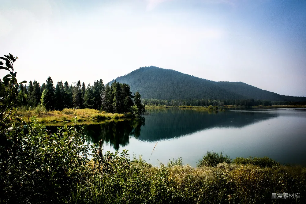高清摄影  一个被树木和山坡环绕的湖泊