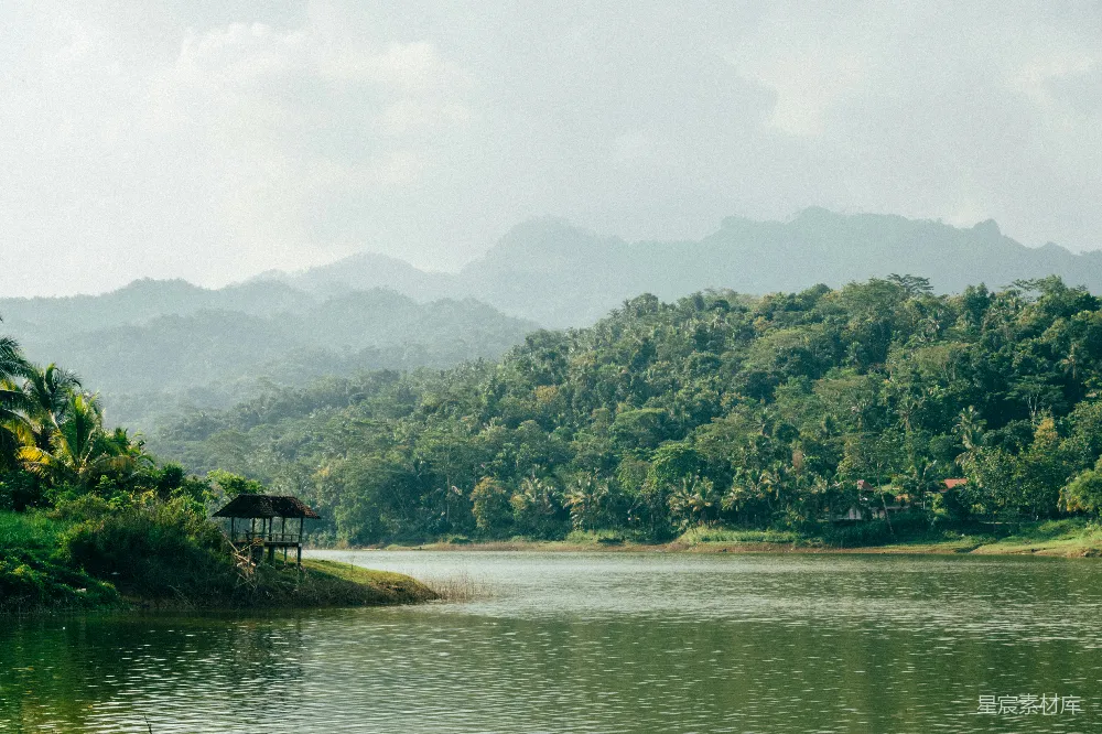 高清摄影 自然风光 宁静湖景 热带雨林 山丘 乡村 一片被郁郁葱葱绿树环绕的水域