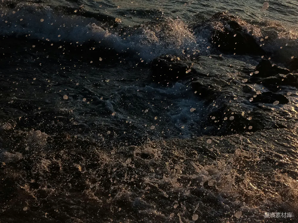 高清摄影  水中一个站在冲浪板上的人