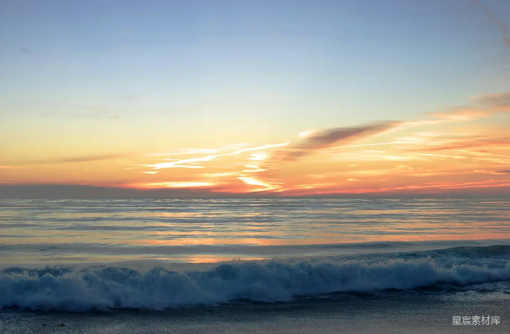 高清摄影 夕阳西下，波澜起伏的海洋。
