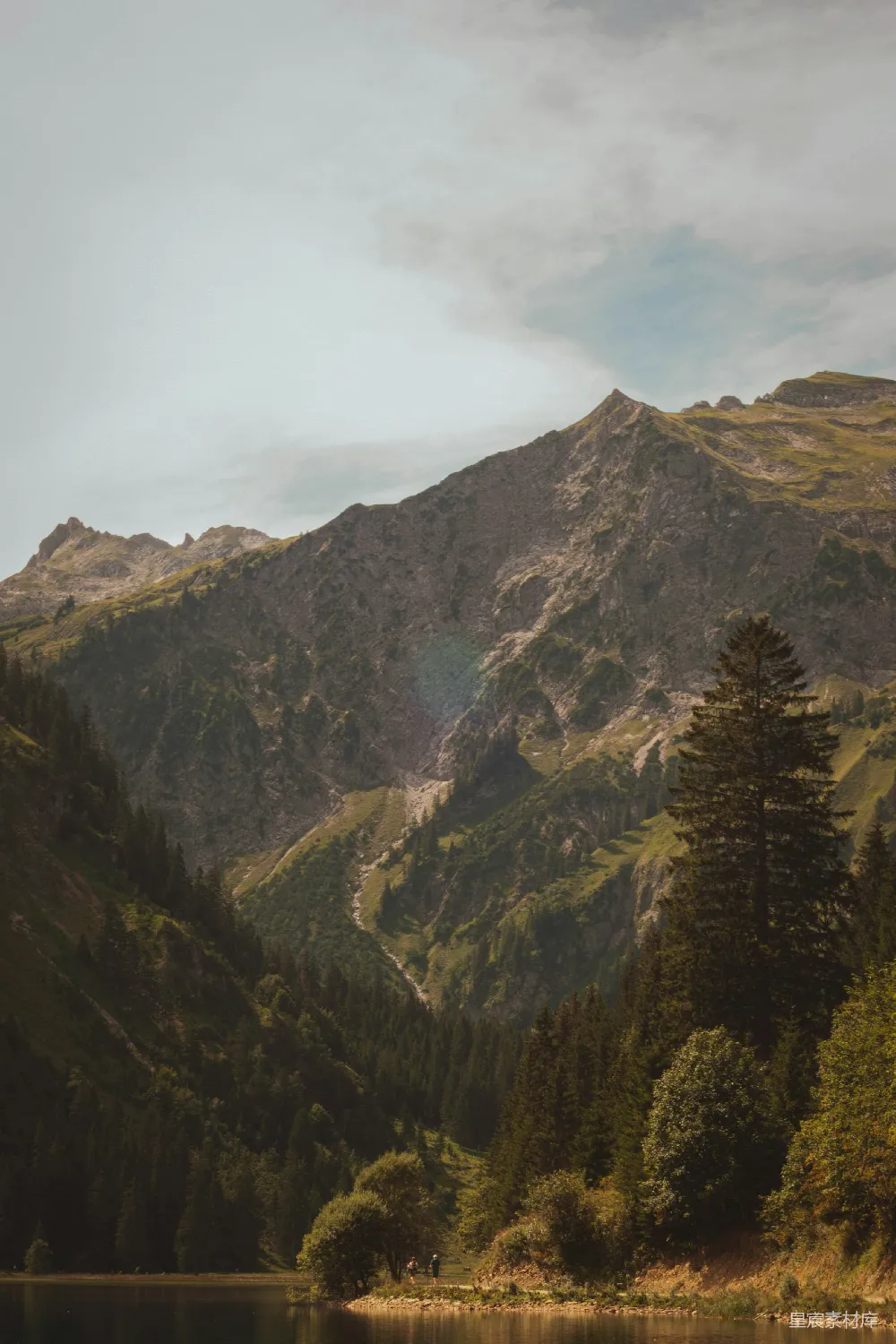 高清摄影 前景中有座山脉和一湖泊。