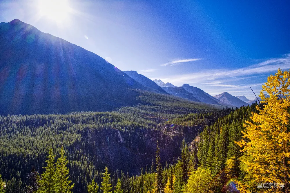 高清摄影 群山沐浴在灿烂的阳光下