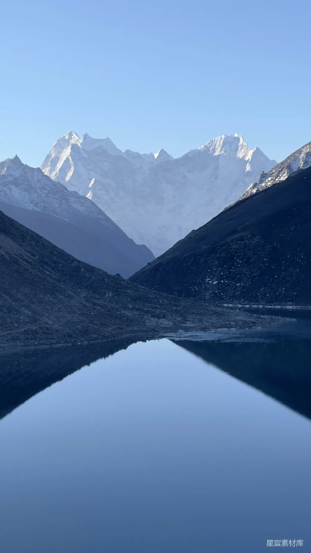 高清摄影 背景中有山的水域