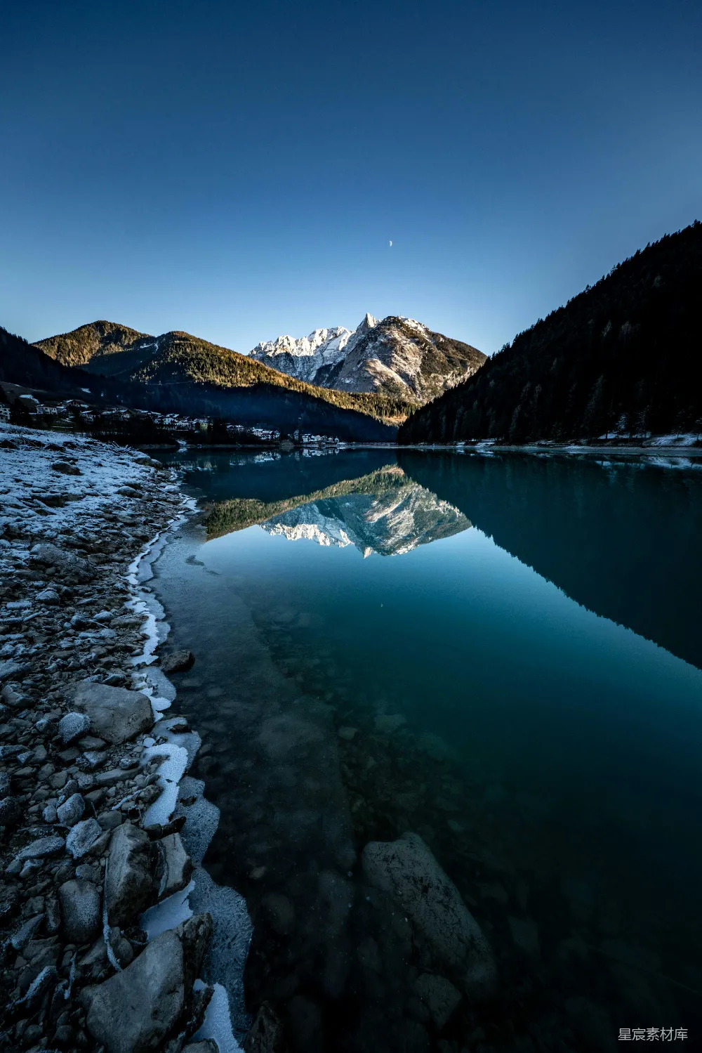 高清摄影 旅行 自然 壁纸 被皑皑白雪环绕的一片水域