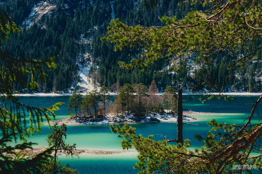 高清摄影  蓝绿相间的湖泊中有一座小岛和皑皑的雪山。