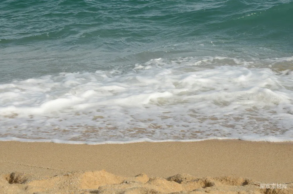 高清摄影 海浪在白天拍击海岸